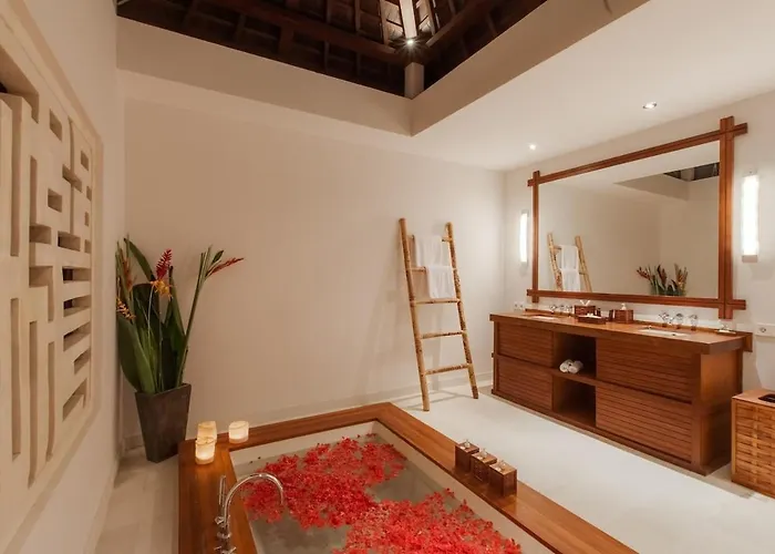 The Beji, Serene Luxury 6br In Berawa - Canggu