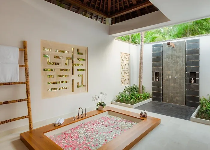 The Beji, Serene Luxury 6br In Berawa - Villa Canggu