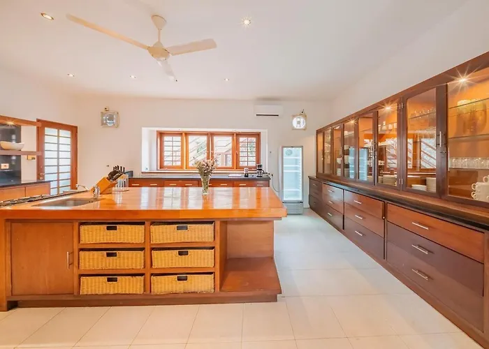 The Beji, Serene Luxury 6br In Berawa -
